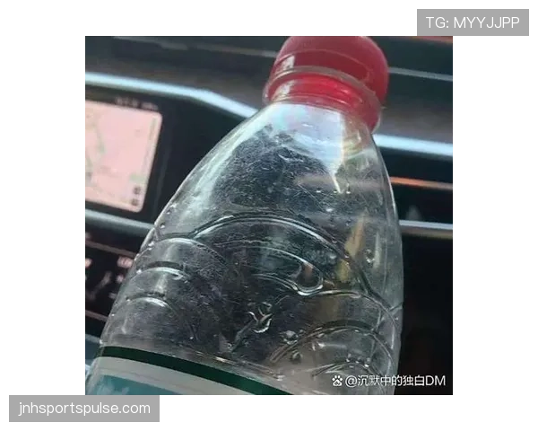 王昶家的冰箱里塞满了能量饮料，连瓶矿泉水都找不到